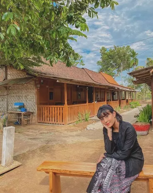 awkarin pakai baju adat  Instagram