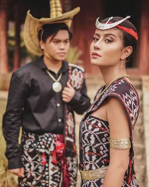 awkarin pakai baju adat  Instagram