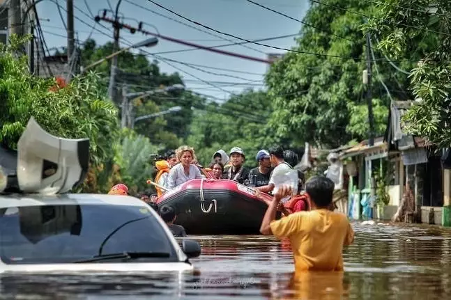 seleb bantu banjir © 2020 brilio.net