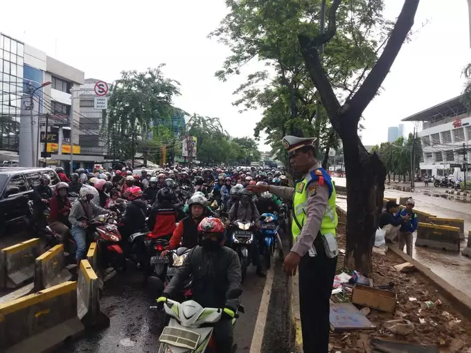 Banjir mulai surut, jadwal KRL dan ganjil genap berjalan normal © 2020 twitter.com