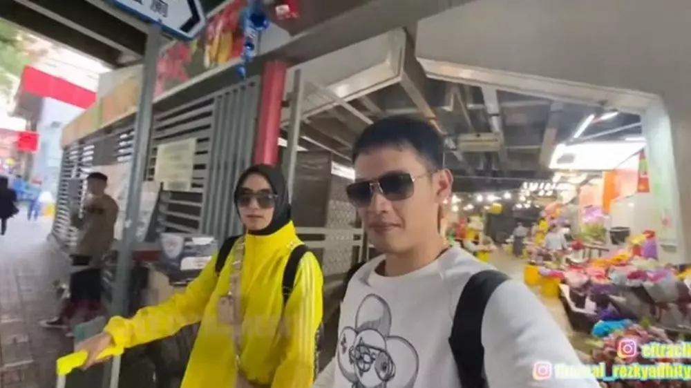 6 Potret Citra Kirana & Rezky Aditya di Hong Kong, jelajah pasar © 2020 youtube.com 6 Potret Citra Kirana & Rezky Aditya di Hong Kong, jelajah pasar © 2020 youtube.com