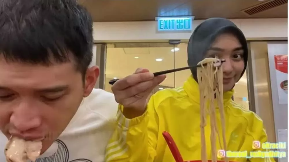 6 Potret Citra Kirana & Rezky Aditya di Hong Kong, jelajah pasar © 2020 youtube.com 6 Potret Citra Kirana & Rezky Aditya di Hong Kong, jelajah pasar © 2020 youtube.com