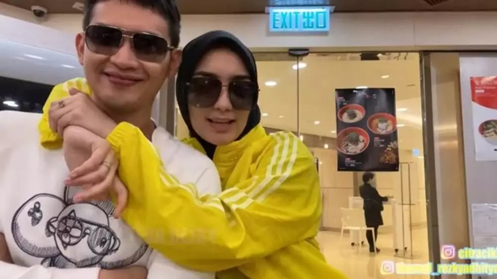 6 Potret Citra Kirana & Rezky Aditya di Hong Kong, jelajah pasar © 2020 youtube.com 6 Potret Citra Kirana & Rezky Aditya di Hong Kong, jelajah pasar © 2020 youtube.com