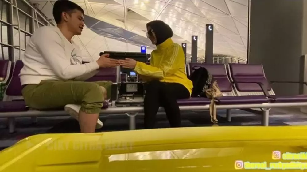 6 Potret Citra Kirana & Rezky Aditya di Hong Kong, jelajah pasar © 2020 youtube.com 6 Potret Citra Kirana & Rezky Aditya di Hong Kong, jelajah pasar © 2020 youtube.com