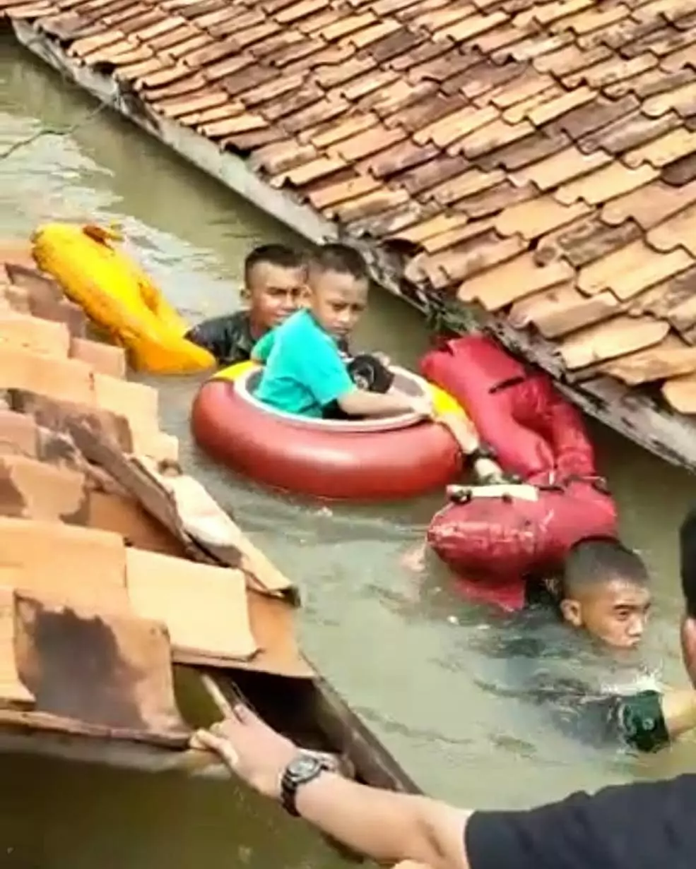 Aksi heroik marinir terjang banjir 3 meter demi selamatkan balita © 2020 instagram.com Aksi heroik marinir terjang banjir 3 meter demi selamatkan balita © 2020 instagram.com