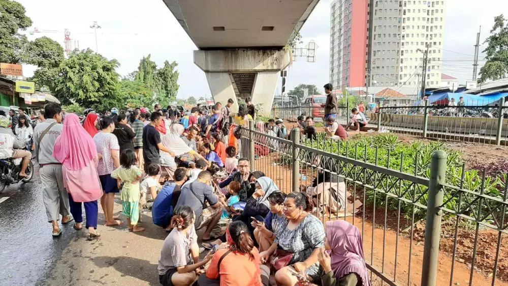 angkot terjang banjir berbagai sumber angkot terjang banjir berbagai sumber