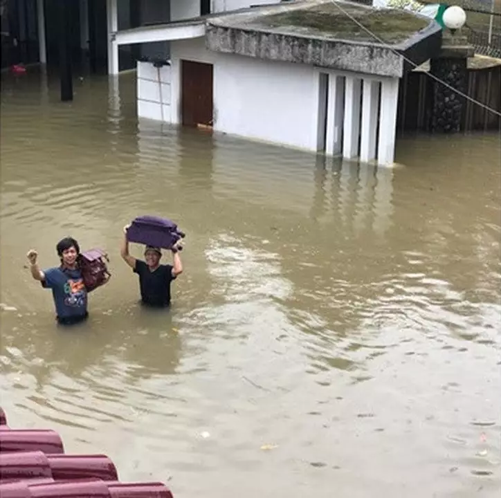 Momen 5 seleb nekat terjang banjir, ada yang demi berangkat kerja © 2020 berbagai sumber Momen 5 seleb nekat terjang banjir, ada yang demi berangkat kerja © 2020 berbagai sumber