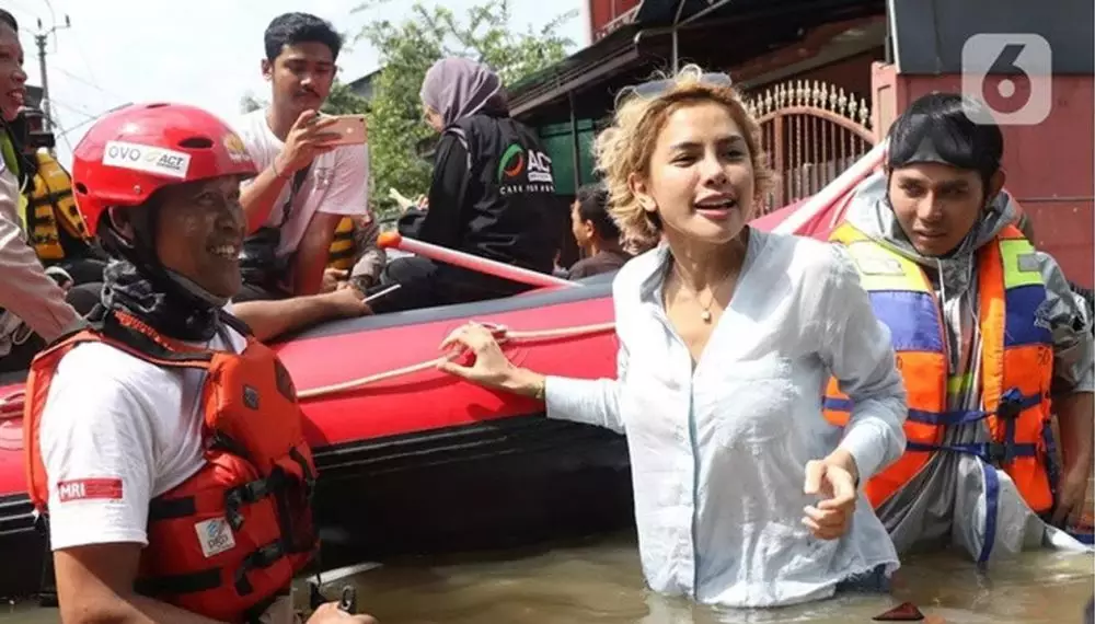 Momen 5 seleb nekat terjang banjir, ada yang demi berangkat kerja © 2020 berbagai sumber Momen 5 seleb nekat terjang banjir, ada yang demi berangkat kerja © 2020 berbagai sumber