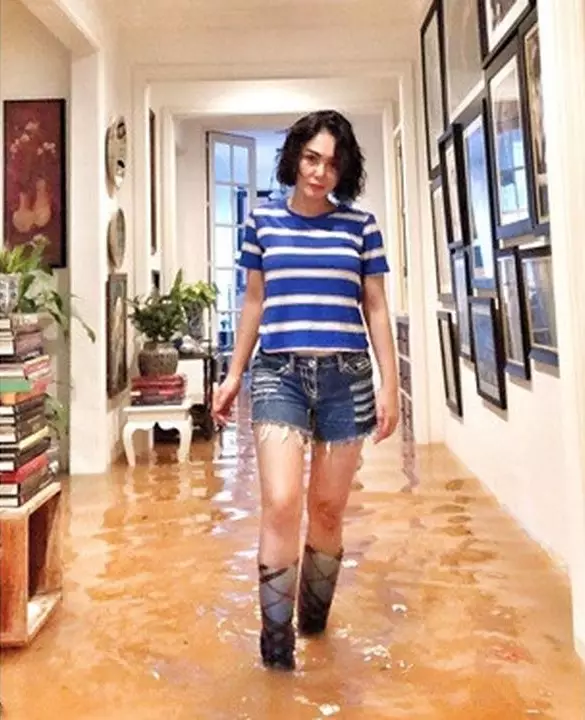 Momen 5 seleb nekat terjang banjir, ada yang demi berangkat kerja © 2020 berbagai sumber Momen 5 seleb nekat terjang banjir, ada yang demi berangkat kerja © 2020 berbagai sumber