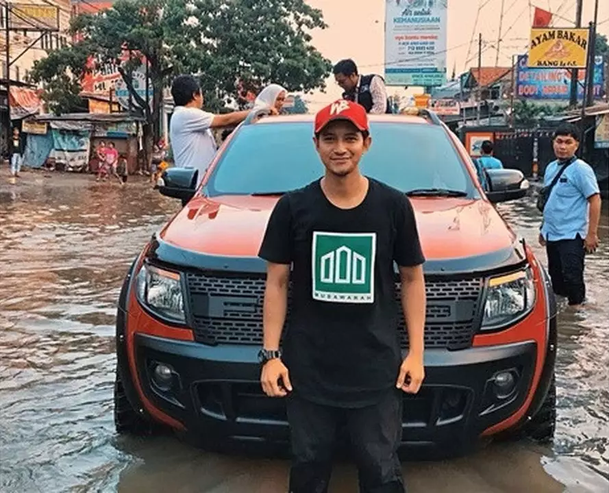 Momen 5 seleb nekat terjang banjir, ada yang demi berangkat kerja © 2020 berbagai sumber Momen 5 seleb nekat terjang banjir, ada yang demi berangkat kerja © 2020 berbagai sumber