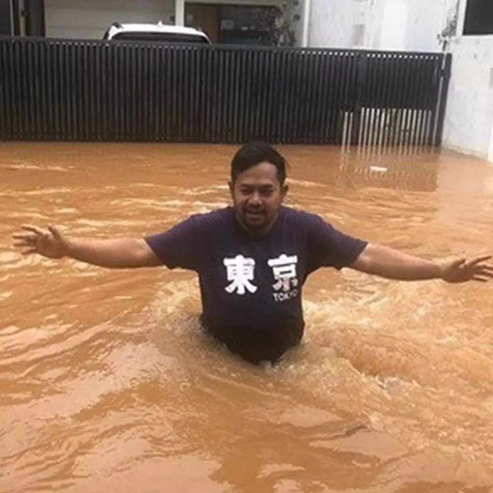 Momen 5 seleb nekat terjang banjir, ada yang demi berangkat kerja © 2020 brilio.net Momen 5 seleb nekat terjang banjir, ada yang demi berangkat kerja © 2020 brilio.net