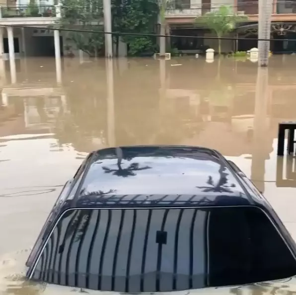 potret mobil parto sebelum sesudah banjir © Instagram/@partopatrio potret mobil parto sebelum sesudah banjir © Instagram/@partopatrio
