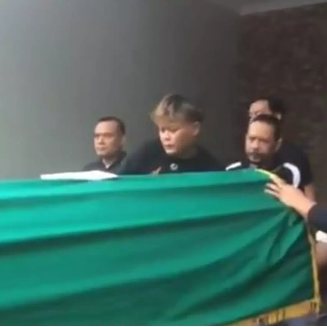 Detik-detik Sule &amp; Rizky Febian angkat jenazah Lina, haru