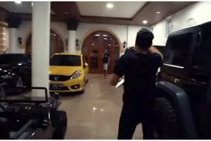 Koleksi mobil 4 komedian ini bikin melongo, bak showroom