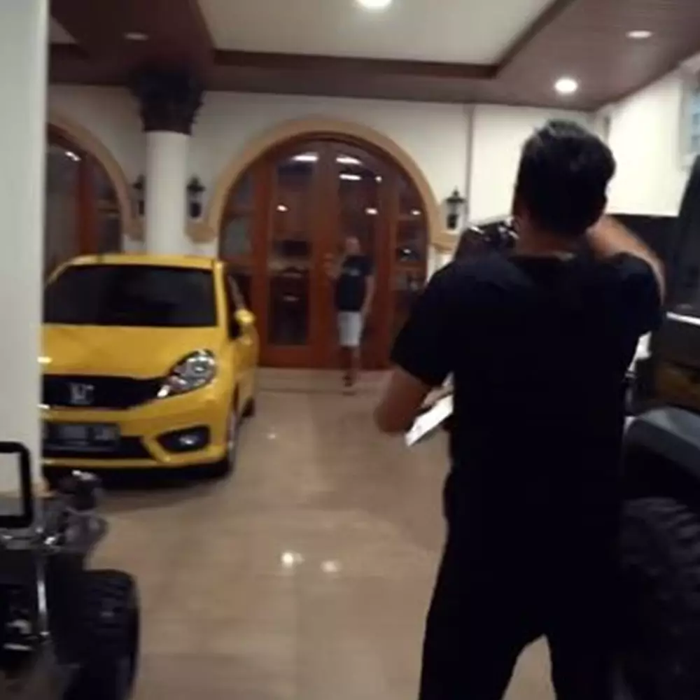 Koleksi mobil 4 komedian ini bikin melongo, bak showroom