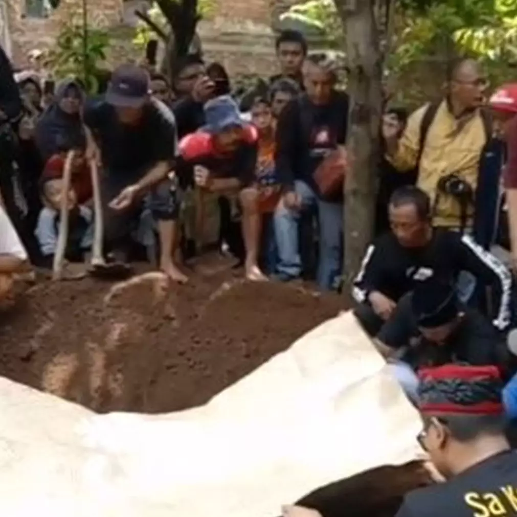 5 Momen sedih pemakaman Lina mantan istri Sule