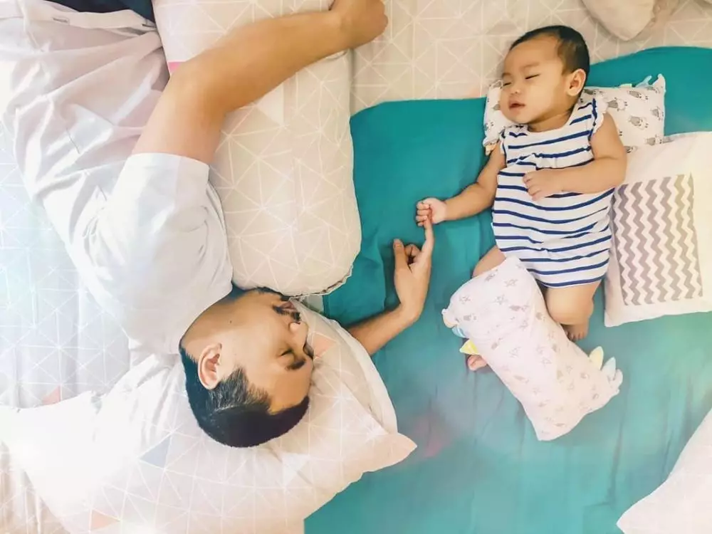 Gaya Raditya Dika momong anaknya © 2020 brilio.net Gaya Raditya Dika momong anaknya © 2020 brilio.net