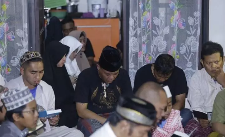 potret sule tahlilan mendiang lina Kapanlagi potret sule tahlilan mendiang lina Kapanlagi