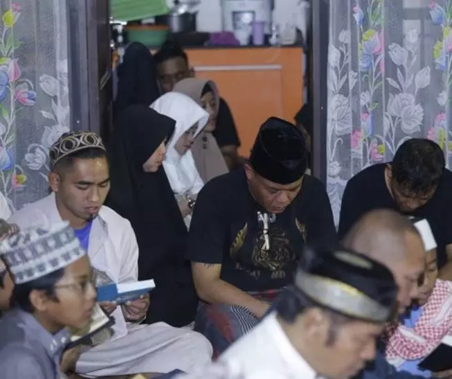 potret sule tahlilan mendiang lina Kapanlagi potret sule tahlilan mendiang lina Kapanlagi