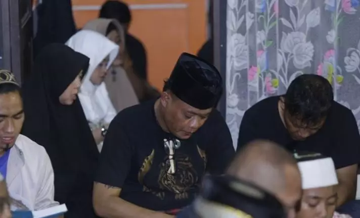 potret sule tahlilan mendiang lina Kapanlagi potret sule tahlilan mendiang lina Kapanlagi