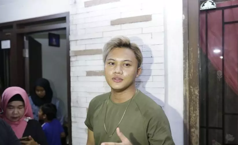 potret sule tahlilan mendiang lina Kapanlagi potret sule tahlilan mendiang lina Kapanlagi