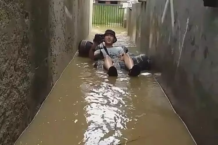 Cara kocak pria laporkan banjir Depok ini bikin tepuk jidat