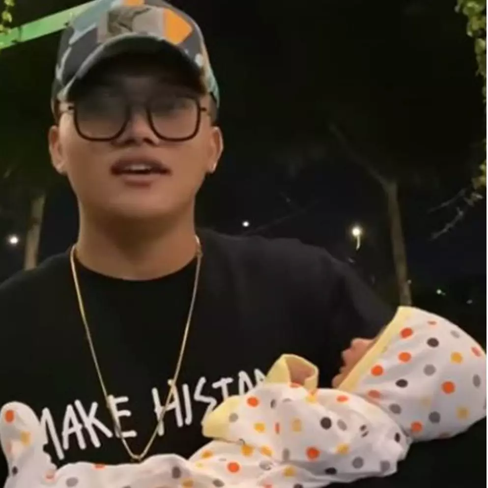 Momen 9 seleb muda ganteng momong balita, bikin melting