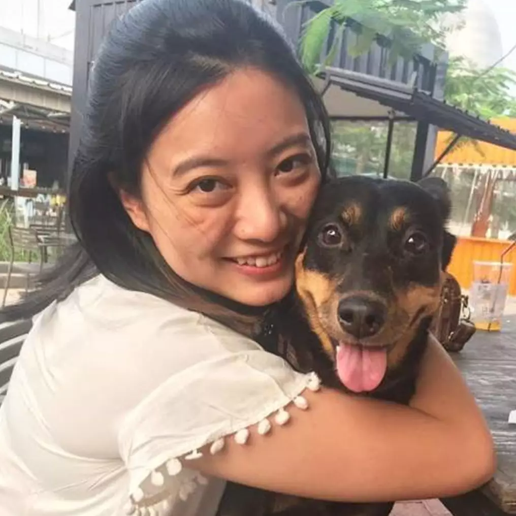 Pesona 7 seleb punya lesung bawah mata, senyumnya bikin adem