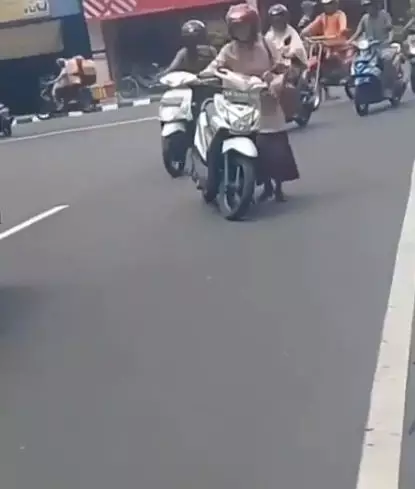 Tingkah emak-emak parkir di tengah jalan ini bikin tepuk jidat © 2020 twitter.com
