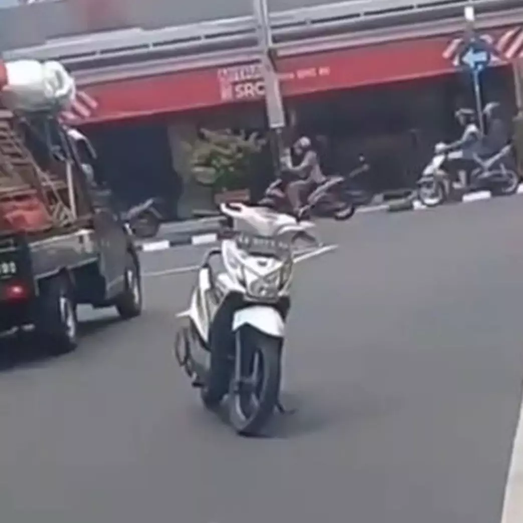 Tingkah emak-emak parkir di tengah jalan ini bikin tepuk jidat