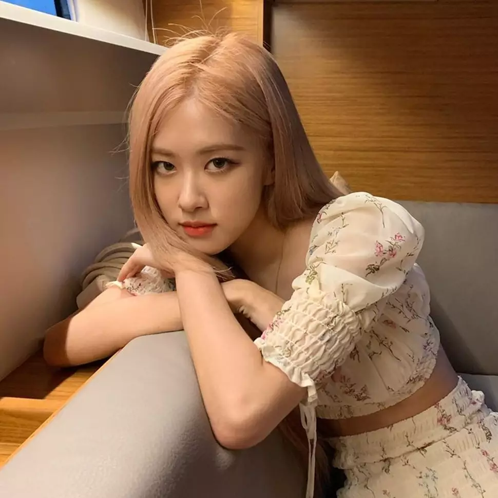 6 Potret liburan Rose 'BLACKPINK' di Bali, cantik memesona