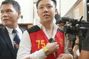 Datang ke sidang kasus 'Ikan Asin' busana Pablo Benua jadi sorotan