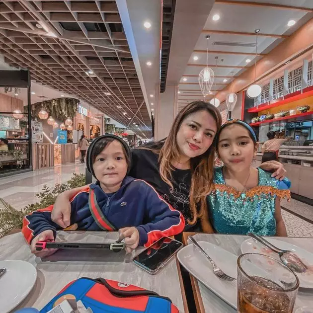 8 Potret kebersamaan Wina Natalia dan Leticia Charlotte, penuh kasih © 2020 instagram.com 8 Potret kebersamaan Wina Natalia dan Leticia Charlotte, penuh kasih © 2020 instagram.com