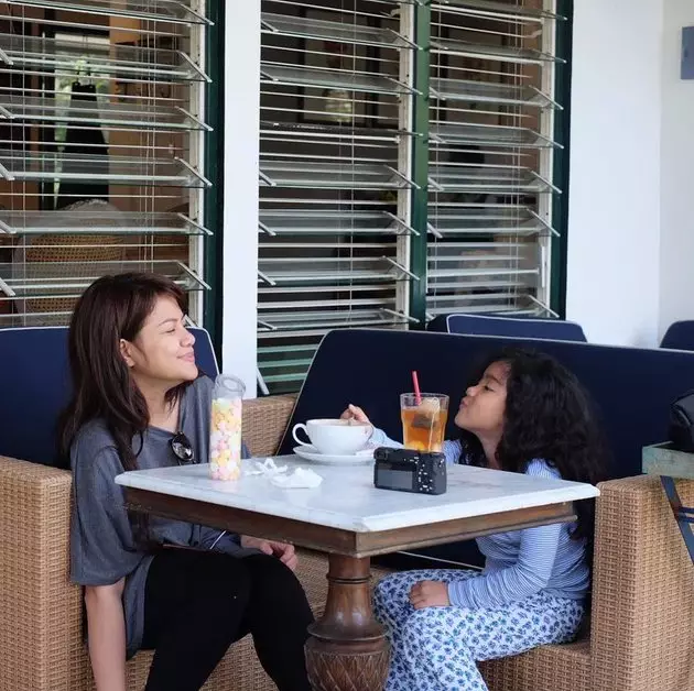 8 Potret kebersamaan Wina Natalia dan Leticia Charlotte, penuh kasih © 2020 instagram.com 8 Potret kebersamaan Wina Natalia dan Leticia Charlotte, penuh kasih © 2020 instagram.com