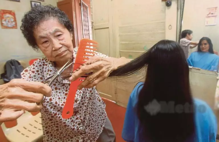 nenek salon tarif nggak naik © worldofbuzz.com nenek salon tarif nggak naik © worldofbuzz.com