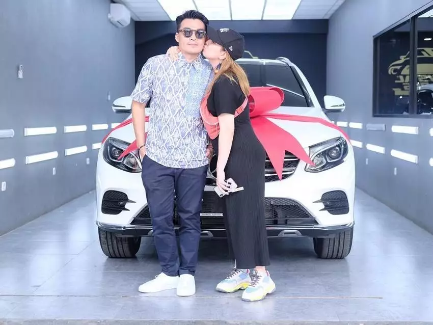 Seleb ini dapat mobil mewah saat hamil dari pasangan Instagram 