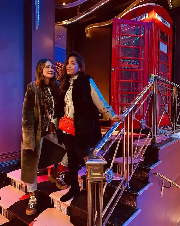 7 Adu gaya Nagita Slavina &amp; Luna Maya di London, stylish abis