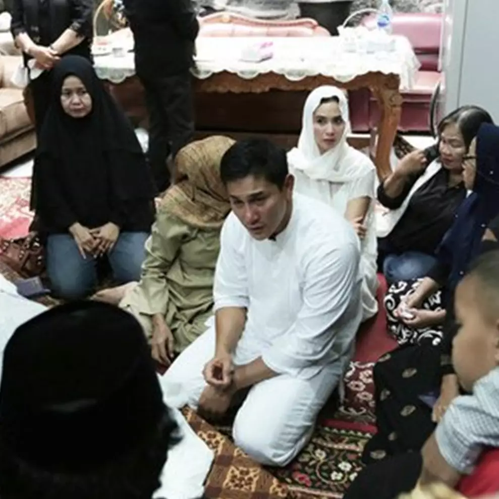 10 Potret Vino G Bastian mengantar jenazah ibunya, bikin terenyuh