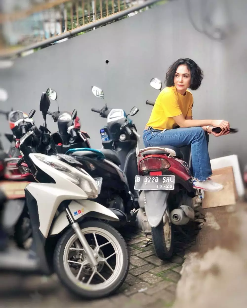 Potret Yuni Shara eksis di sepeda motor ini kece bak ABG Instagram/@yunishara36 Potret Yuni Shara eksis di sepeda motor ini kece bak ABG Instagram/@yunishara36