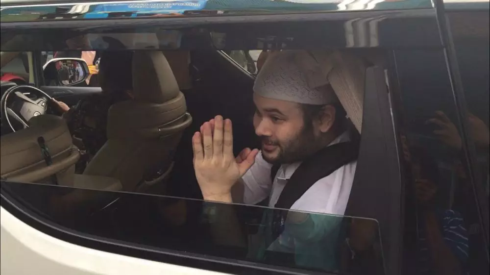 Rhoma Irama menangis haru saat jemput Ridho Rhoma dari tahanan © 2020 Kapanlagi.com