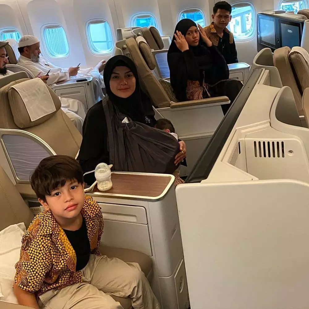 Potret Nikita Mirzani umroh berbagai sumber Potret Nikita Mirzani umroh berbagai sumber