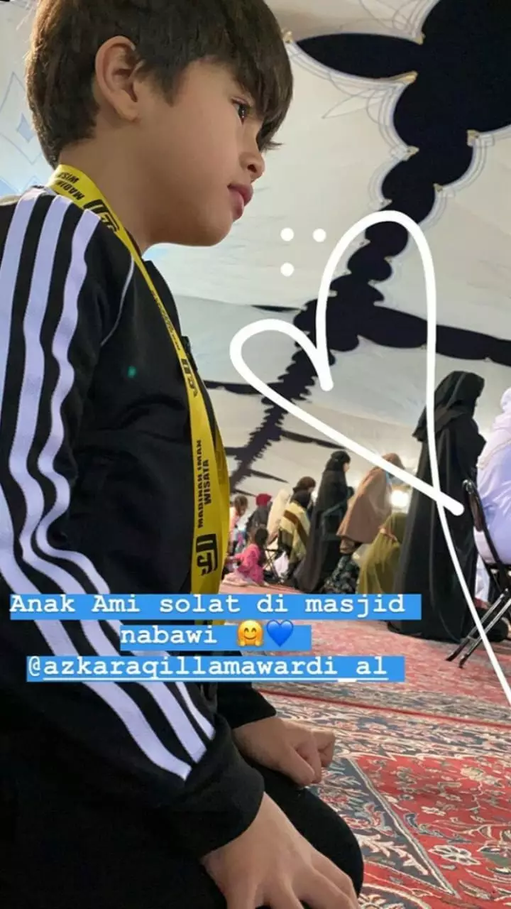 Potret Nikita Mirzani umroh berbagai sumber Potret Nikita Mirzani umroh berbagai sumber