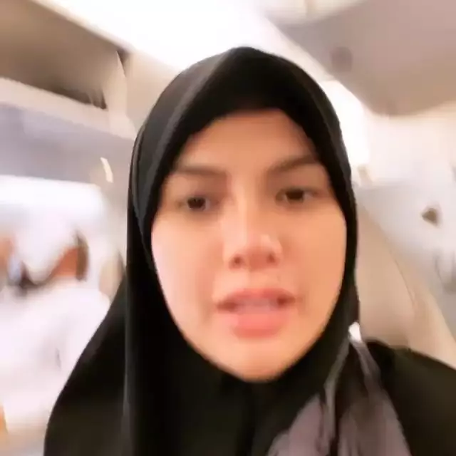 Potret Nikita Mirzani umroh berbagai sumber Potret Nikita Mirzani umroh berbagai sumber