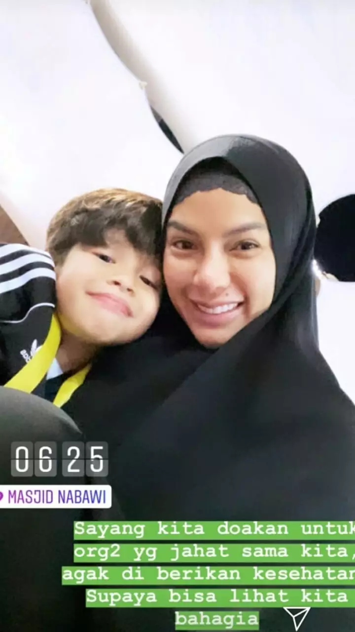 Potret Nikita Mirzani umroh berbagai sumber Potret Nikita Mirzani umroh berbagai sumber