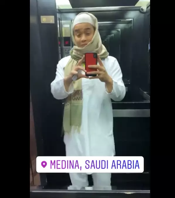 Potret Nikita Mirzani umroh berbagai sumber Potret Nikita Mirzani umroh berbagai sumber