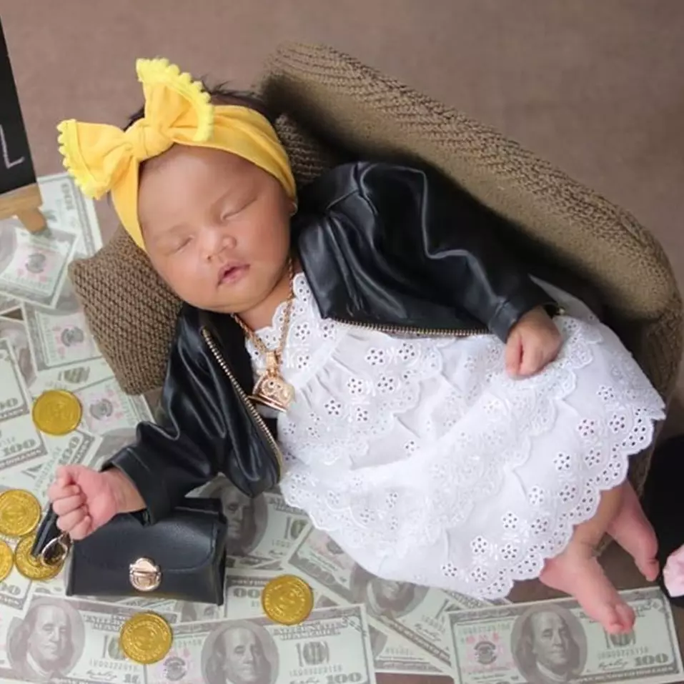 Gaya 45 bayi seleb saat pemotretan newborn, gemesin banget!