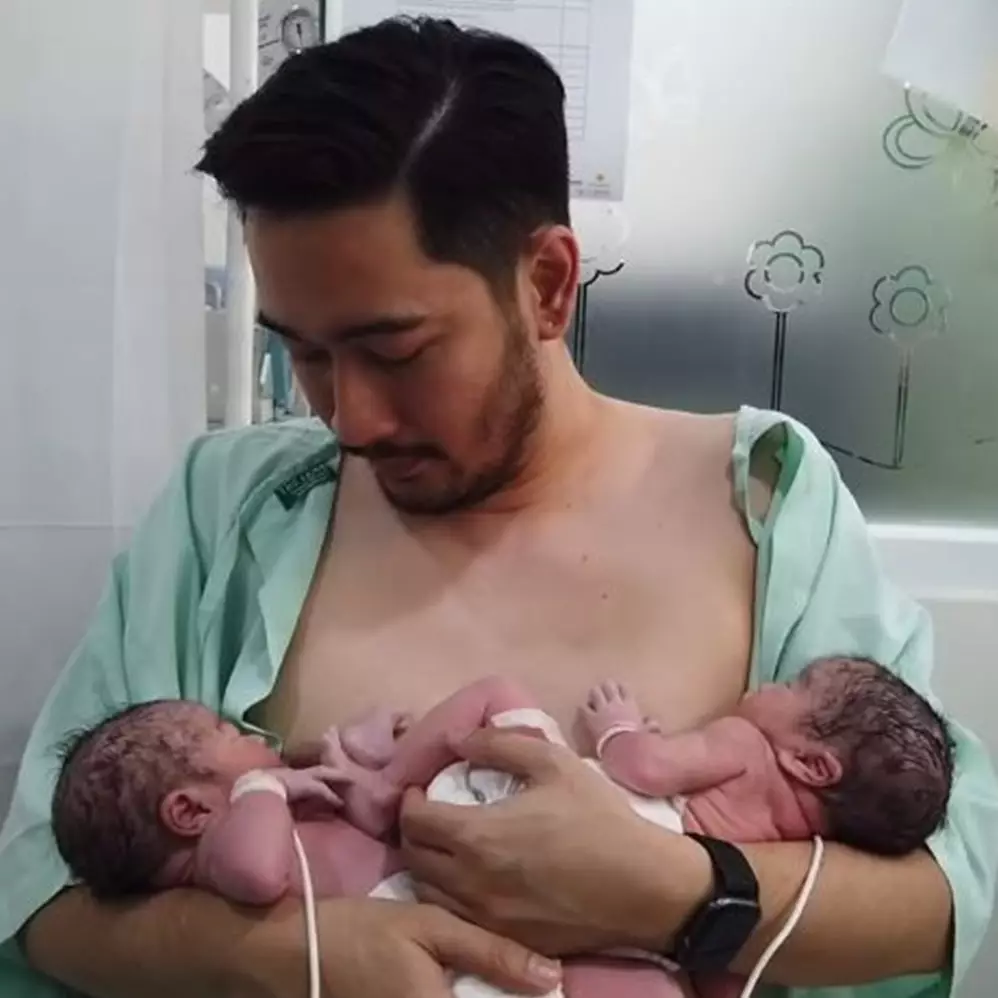 Momen skin to skin 8 seleb ganteng &amp; anaknya yang baru lahir