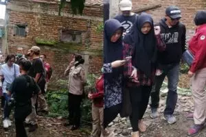 6 Potret pembongkaran makam Lina, disaksikan Rizky Febian & adik