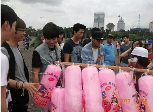 10 Potret idol K-Pop cobain hidup bak penduduk lokal Indonesia berbagai sumber 10 Potret idol K-Pop cobain hidup bak penduduk lokal Indonesia berbagai sumber