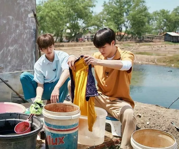 10 Potret idol K-Pop cobain hidup bak penduduk lokal Indonesia berbagai sumber 10 Potret idol K-Pop cobain hidup bak penduduk lokal Indonesia berbagai sumber